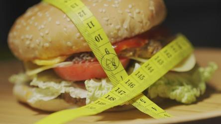 旋转盘子上的公制报价汉堡[]