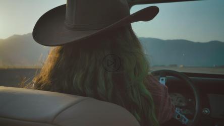 年轻女子开着吉普车穿过沙漠[免费商用]