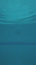 女孩跳进水池，从水下看[免费商用竖屏]