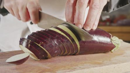 库克'；他的手在切茄子[]