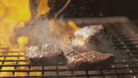 慢动作烤架上的牛排[]