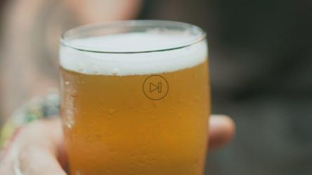 一名男子拿着一杯啤酒喝[4K免费商用]