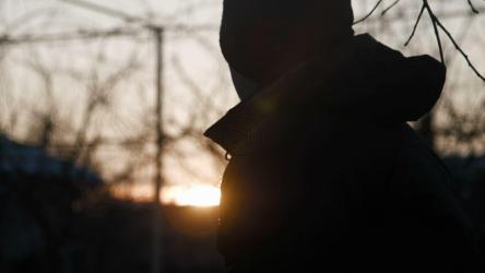 一个男人在夕阳下喝咖啡的剪影[]