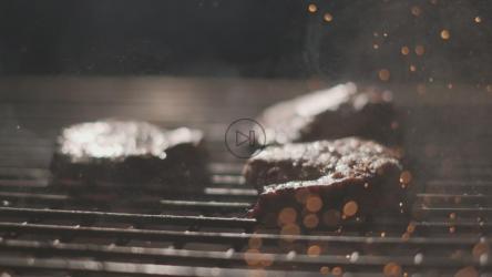 黑底烤架上的牛排[]