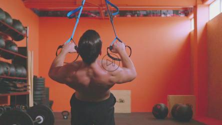 强壮的男子在健身房做重复动作[免费商用]