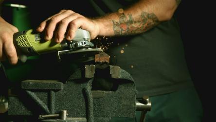 在金属上产生火花的精炼工具[]