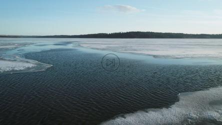 飞越结冰的湖面[]