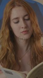 一位女士阅读和喝咖啡的特写[免费商用竖屏]