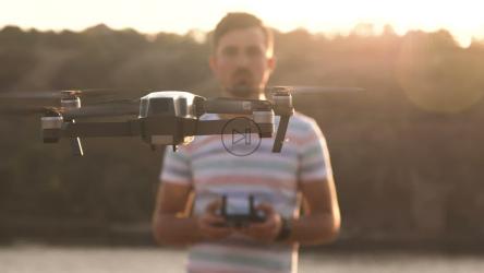 带遥控器的无人驾驶飞机[4K]