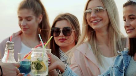 一群朋友庆祝单身女子'；s聚会[]