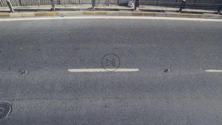 汽车经过的街道上的道路碎片[]