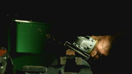 研磨工具在暗室中产生火花[]