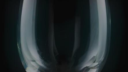 在黑色背景下往杯子里倒红酒[免费商用]