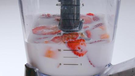 装满新鲜水果和牛奶的搅拌机开始搅拌[免费商用]