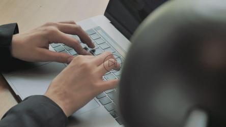 在笔记本电脑上打字，特写。[免费商用]