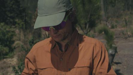 男子打开露营装备[免费商用]