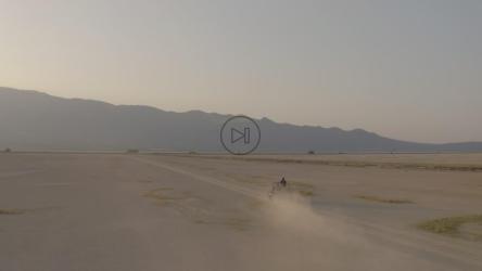 一群朋友在航拍中穿越沙漠[免费商用]