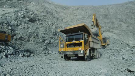 一辆黄色自卸卡车在采矿现场清除瓦砾[]