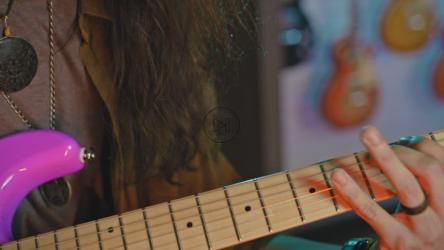 近距离看吉他手演奏娴熟[免费商用]