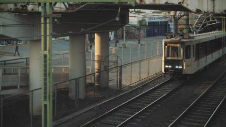 城市列车在桥下行驶[免费商用]