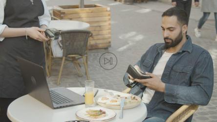 男子在POS机上使用信用卡支付餐费[4K]