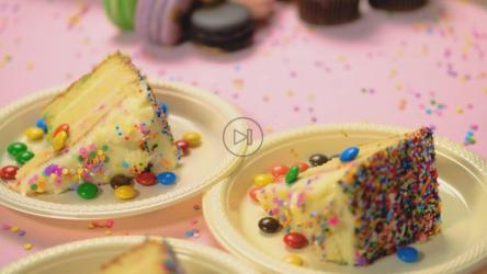 生日派对桌上的蛋糕[免费商用]