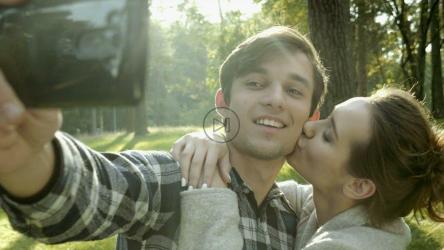 情侣用亲吻自拍[]