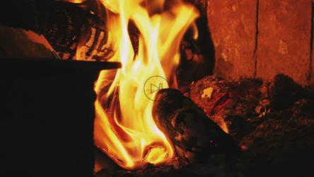 壁炉里燃烧的柴火[]