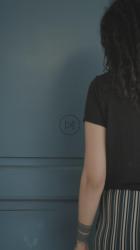 女人在她的朋友那里受到亲切的欢迎；的房子[免费商用竖屏]