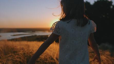 日落时走在山谷里的小女孩[]