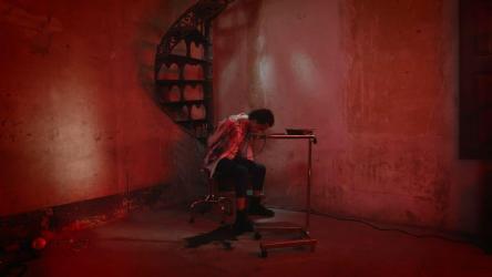 Torturer触摸受害者的脸[免费商用]