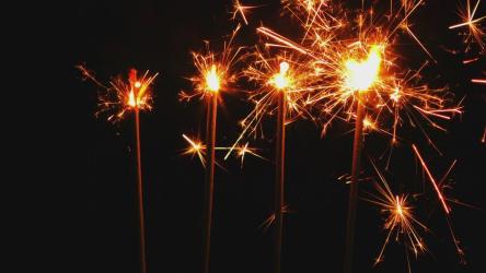 四个火星灯在黑暗的地方燃烧[]