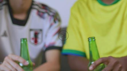 与观看世界杯的朋友一起举杯庆祝[免费商用]