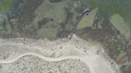 沿着阳光明媚的海岸进行的空中拍摄[免费商用]