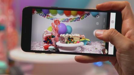 用智能手机为生日餐桌拍照[免费商用]