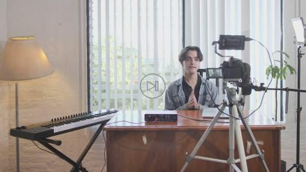 一个年轻人录制视频的幕后[4K免费商用]