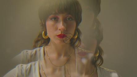 一位年轻女子为镜头做模特[免费商用]