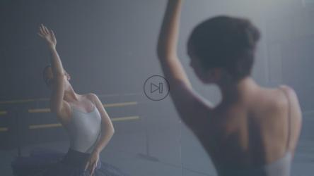 芭蕾舞演员在镜子前练习[免费商用]