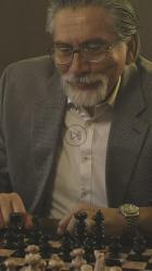 下棋中一位老人的肖像[免费商用竖屏]