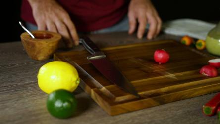 准备萝卜做沙拉[4K]