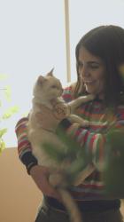 一个女人抚摸着她的猫并和她说话[免费商用竖屏]