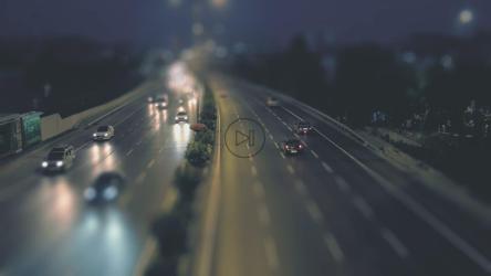 雨夜高速公路上的交通[]