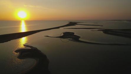 日出时在岛屿上空的美丽航拍[4K]