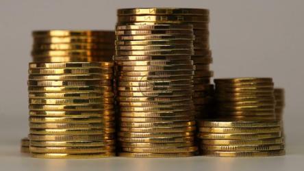 灰色背景上旋转的金币塔[]