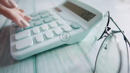 年轻女子在计算税款[]