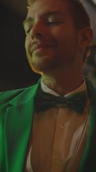 圣帕特里克大街上一个喝啤酒的男人的肖像；s天[免费商用竖屏]