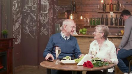 老年夫妇用手机支付晚餐费用[]