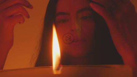 神秘女子欣赏蜡烛的火焰[免费商用]