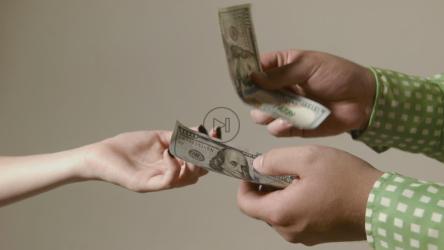 手要求更多的钱[]