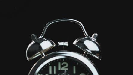 闹钟在黑色背景下近距离启动[免费商用]
